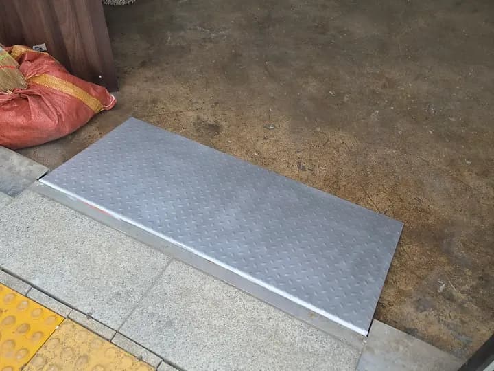 가게 출입구 문턱에 설치한 스테인리스 경사판