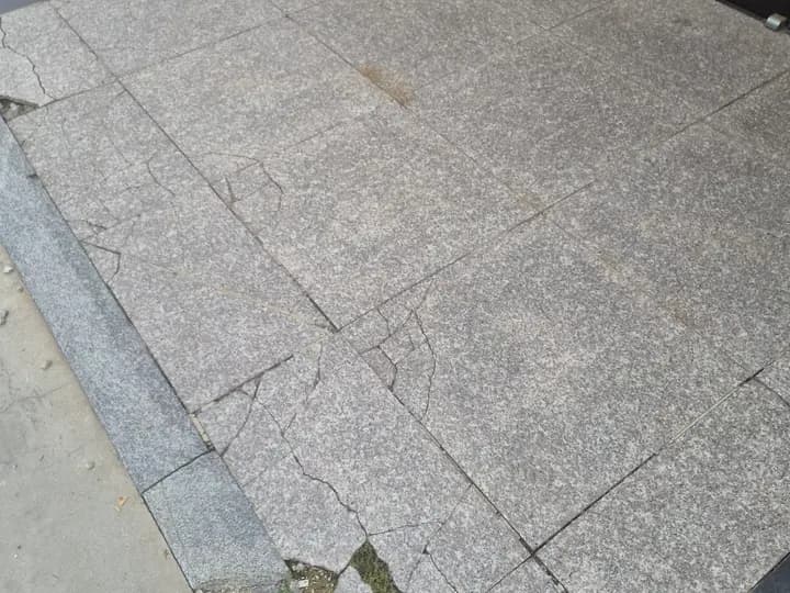 건물 입구 바닥 화강석을 부분 교체한 뒤