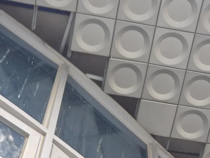 부분 보수를 마친 알루미늄 천장 마감재