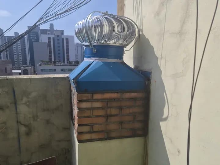 빌라 옥상에 새로 교체한 벤츄레이터