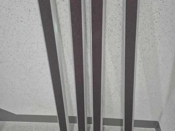 계단에 줄 맞춰 설치한 논슬립 패드